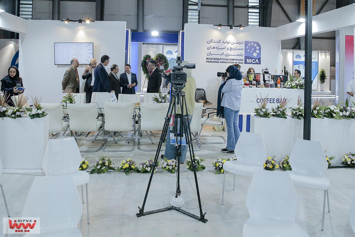 بازدید دکتر حسن عباس زاده معاون وزیر نفت و مدیرعامل شرکت ملی صنایع پتروشیمی در روز سوم از نوزدهمین نمایشگاه بین المللی ایران پلاست (2) 34